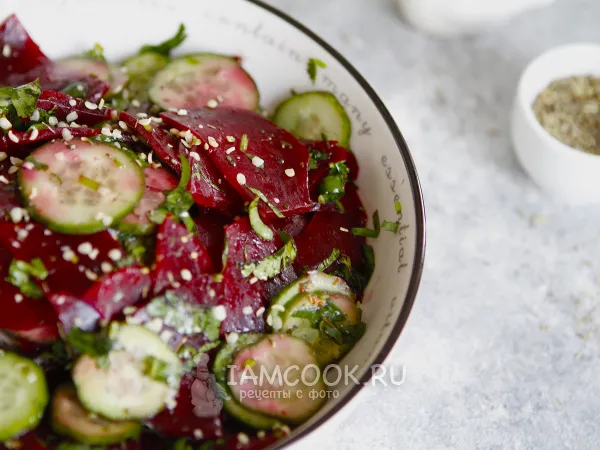Фото блюда: Салат из вареной свеклы со свежим огурцом
