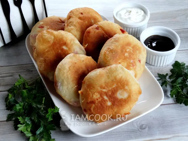 Фото блюда: Пышки с колбасой и сыром на сковороде