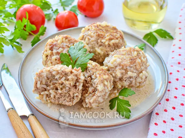 Фото блюда: Ёжики из индейки с рисом на сковороде