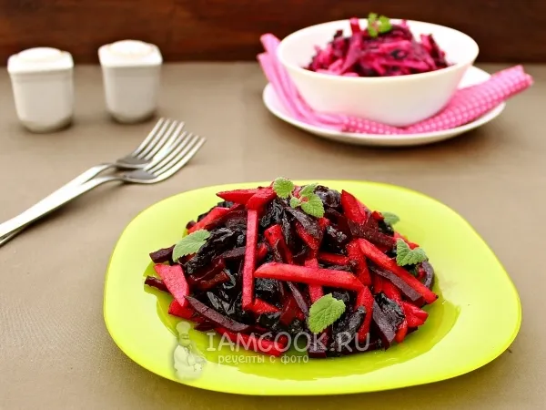 Фото блюда: Салат из свеклы с черносливом и яблоком