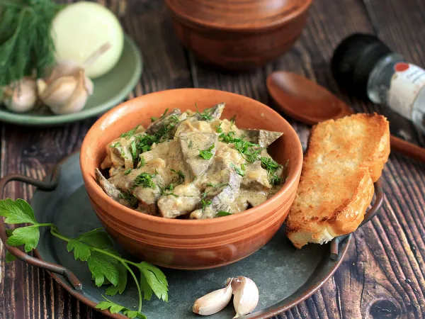 Фото блюда: Говяжья печень с луком в сметане (на сковороде)