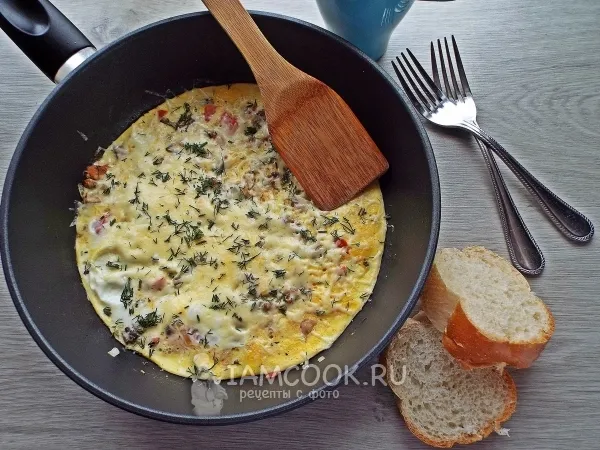 Фото блюда: Омлет с грибами, помидорами и луком