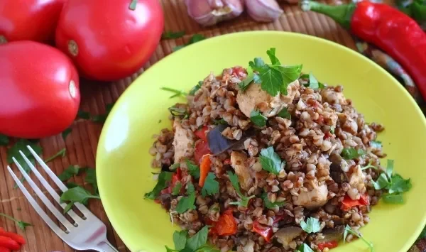 Фото блюда: Гречка с курицей и овощами в мультиварке