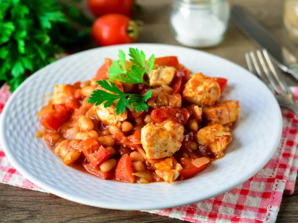 Фото блюда: Куриное филе с фасолью в томатном соусе