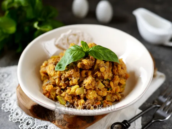 Фото блюда: Чечевица с говяжьим фаршем, овощами и грибами на сковороде