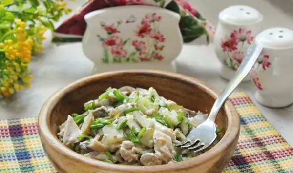 Фото блюда: Куриный салат с грибами и сельдереем