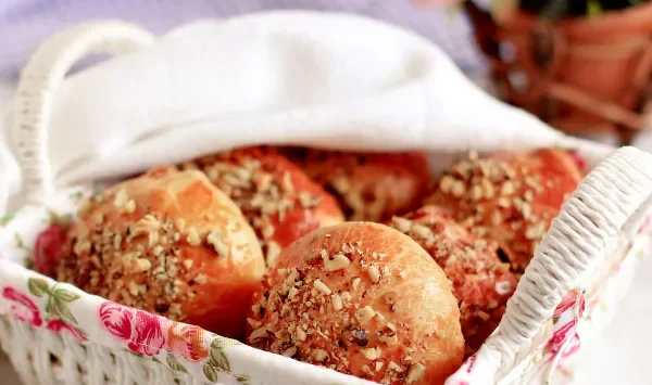 Фото блюда: Булочки с изюмом и орехами (из дрожжевого теста)
