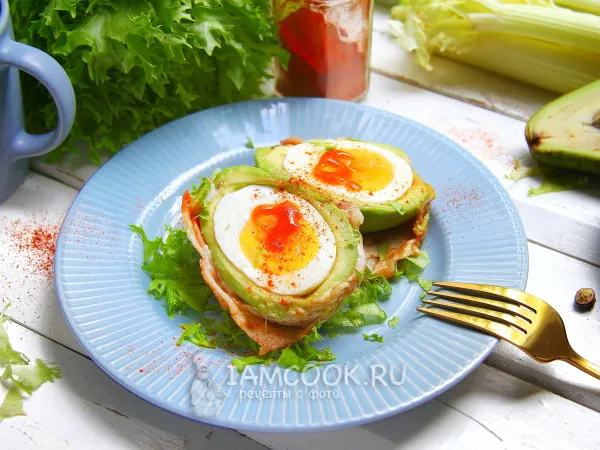 Фото блюда: Фаршированное авокадо в беконе (с целым яйцом внутри)