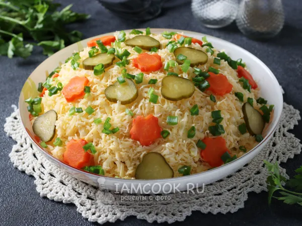 Фото блюда: Салат «Мельница» с грибами и курицей