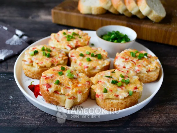 Фото блюда: Горячие бутерброды с крабовыми палочками на сковороде