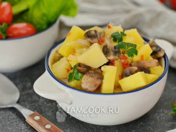 Фото блюда: Тушеная картошка с грибами в казане