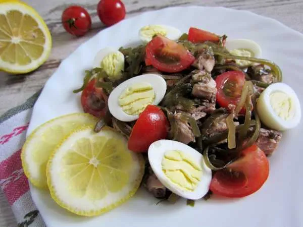 Фото блюда: Салат из морской капусты с консервированным тунцом и перепелиными яйцами