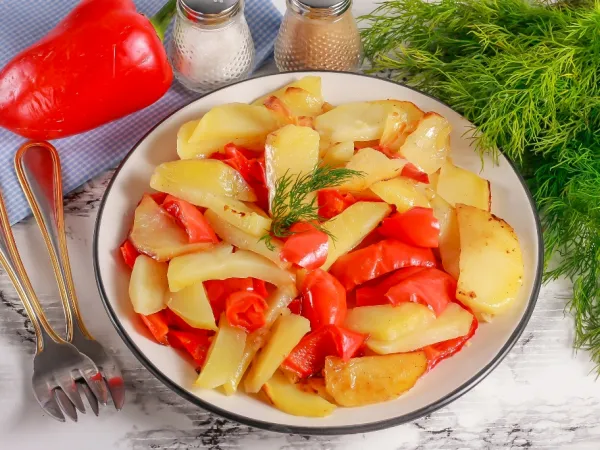 Фото блюда: Картофель с болгарским перцем в духовке