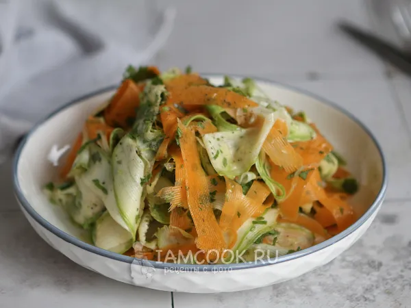 Фото блюда: Салат из свежей моркови и кабачка