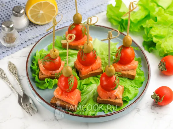 Фото блюда: Канапе с семгой на шпажках
