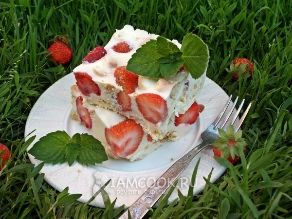 Фото блюда: Сметанный десерт с клубникой и печеньем