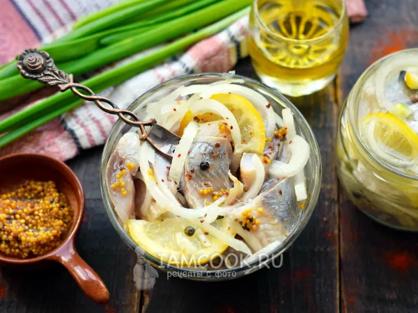 Фото блюда: Сельдь, маринованная с луком и лимоном