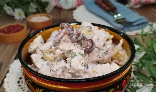 Фото блюда: Салат с маринованными маслятами и курицей