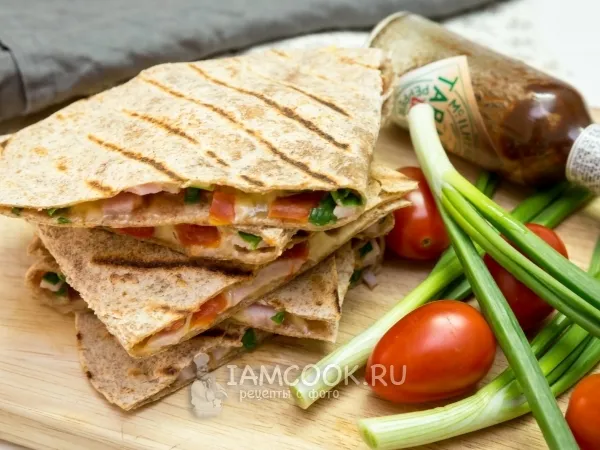 Фото блюда: Кесадилья из тортильи с беконом, помидорами и луком