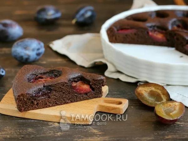 Фото блюда: Шоколадный пирог со сливами