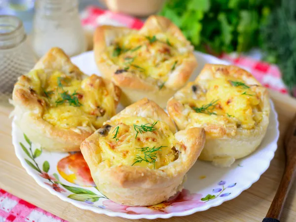 Фото блюда: Жульен в слоеном тесте (с курицей и грибами)