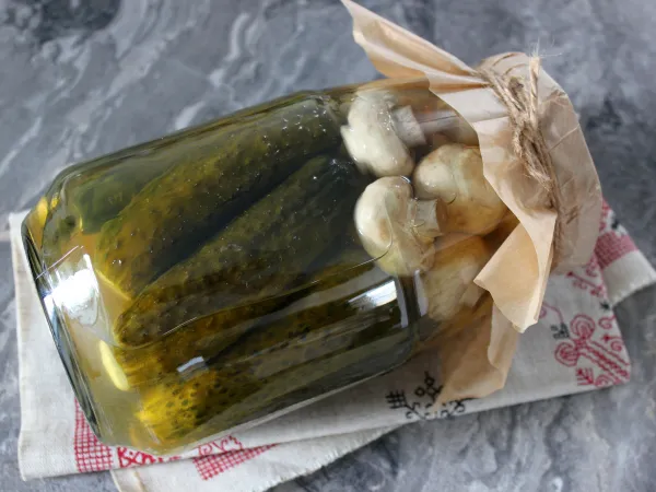 Фото блюда: Маринованные огурцы с шампиньонами на зиму