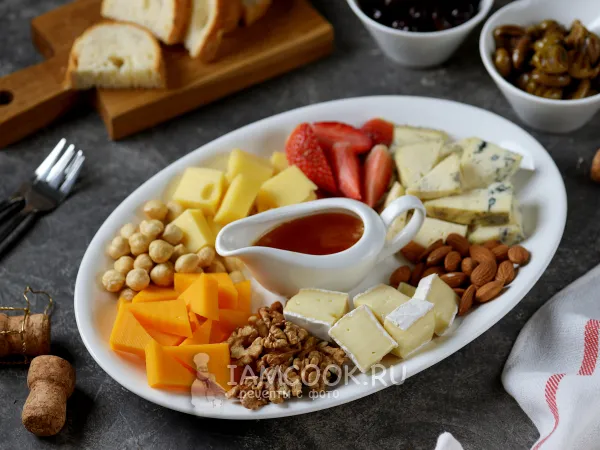 Фото блюда: Сырная тарелка (оформление в домашних условиях)