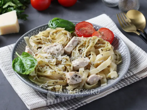 Фото блюда: Куриное филе с макаронами гнездами на сковороде