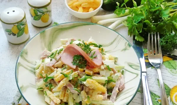 Фото блюда: Салат с колбасой, чипсами, кукурузой и огурцом