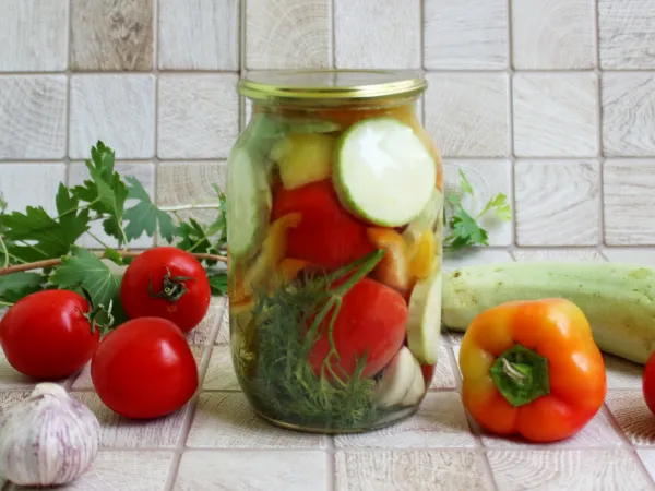 Фото блюда: Маринованные кабачки с помидорами и перцем на зиму