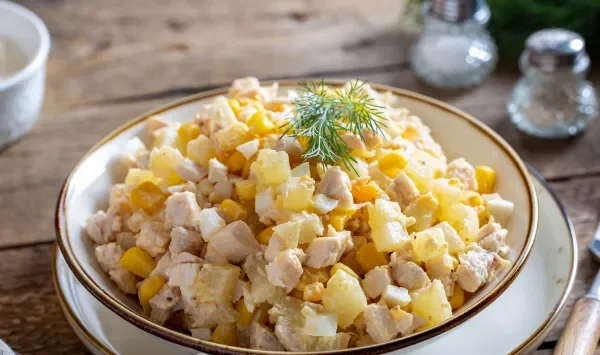 Фото блюда: Диетический салат с ананасом и курицей (ПП)