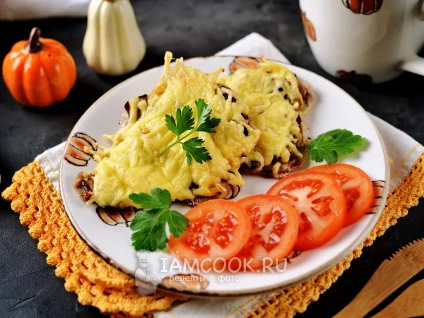 Фото блюда: Отбивные из свинины с грибами и сыром