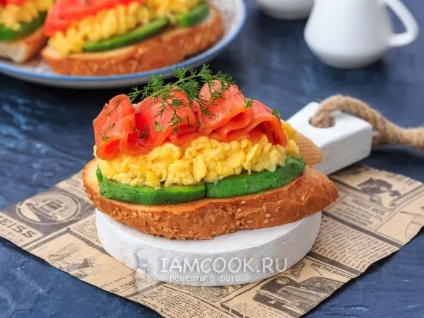 Фото блюда: Тосты с авокадо, яйцом и красной рыбой