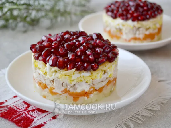 Фото блюда: Салат «Красная шапочка» с гранатом и грецким орехом