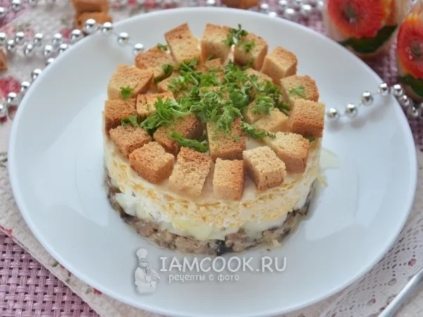 Фото блюда: Салат со шпротами и сухариками