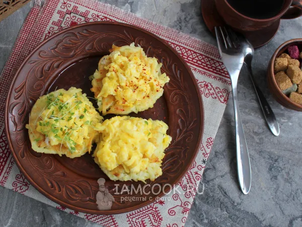 Фото блюда: Закуска из драников с яйцом скрембл