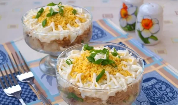Фото блюда: Салат с консервированной сайрой и яйцом