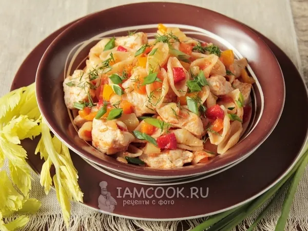 Фото блюда: Макароны с курицей и овощами на сковороде