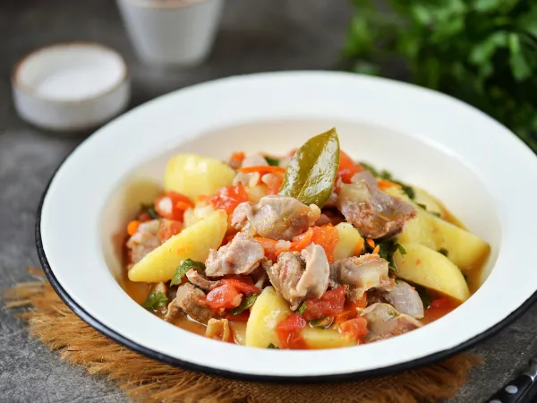 Фото блюда: Жаркое из куриных желудков с картошкой