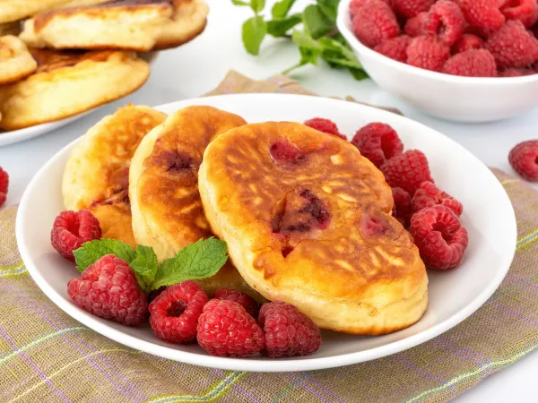 Фото блюда: Оладьи с малиной на кефире