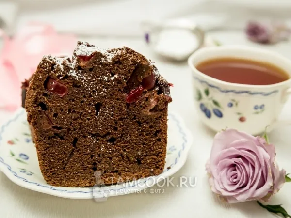 Фото блюда: Шоколадно-миндальный кекс со сливой