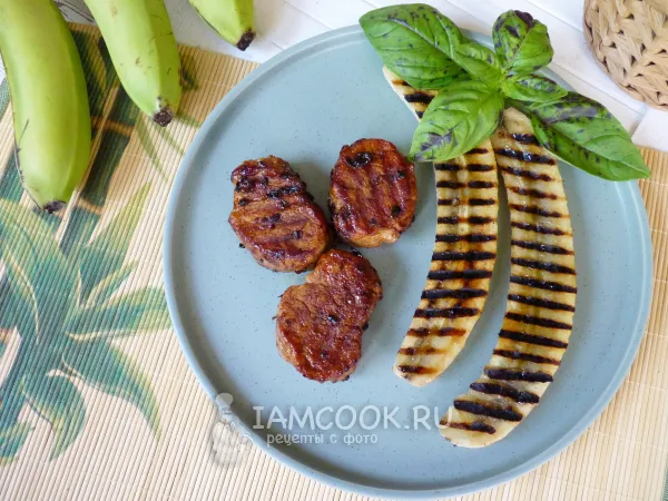 Фото блюда: Свиная вырезка с перцем чипотле и бананами на гриле, под глазурью из бренди, мёда и крема-бальзамика