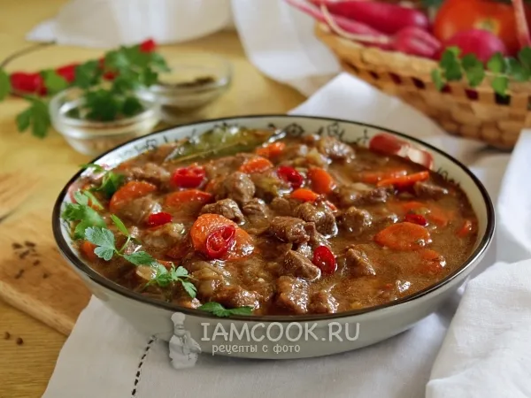 Фото блюда: Пряный гуляш из говядины на сковороде