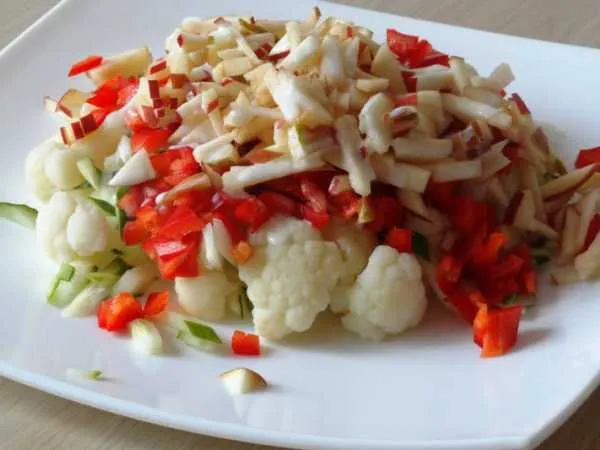 Фото блюда: Салат из цветной капусты с яблоками