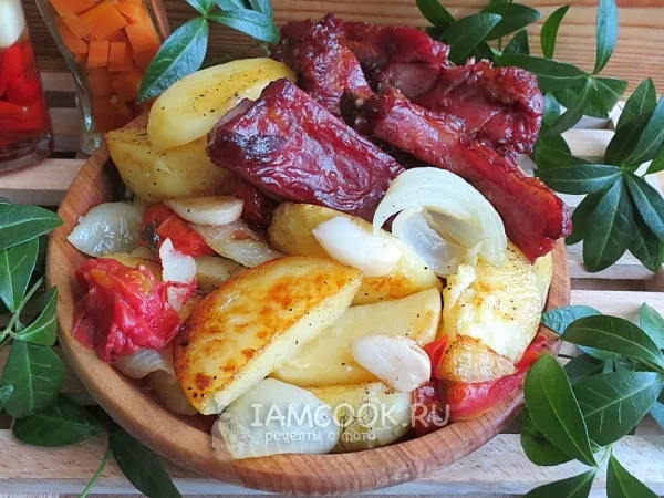 Фото блюда: Картошка с копчеными ребрышками в духовке