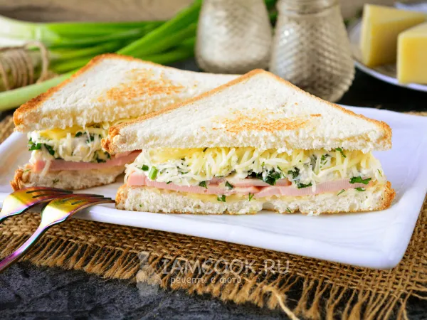 Фото блюда: Сэндвич с яйцом, колбасой и сыром на сковороде
