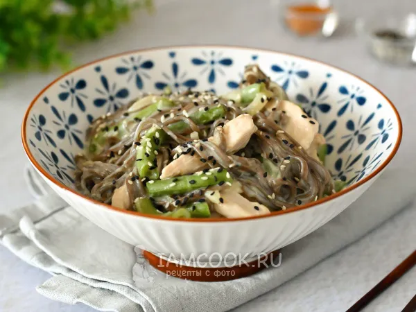 Фото блюда: Соба (гречневая лапша) с курицей в сливочном соусе