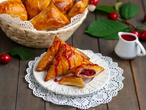 Фото блюда: Пирожки с вишней из слоеного теста