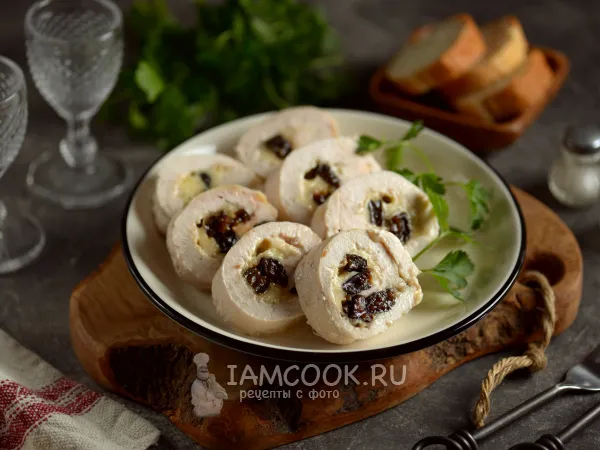 Фото блюда: Куриный рулет с черносливом и сыром