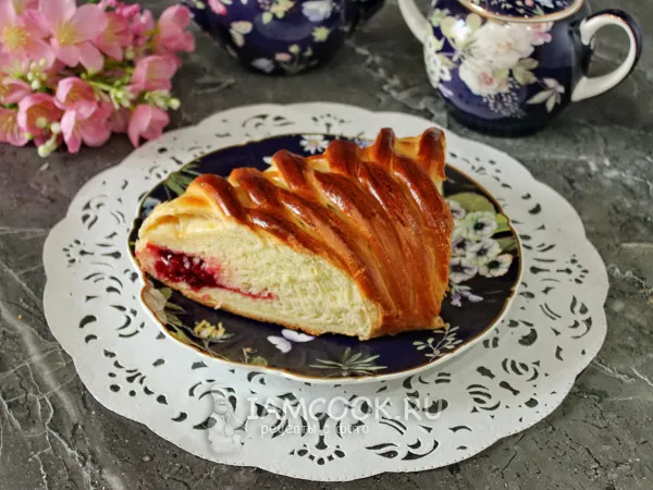 Фото блюда: Рулет с вишней из дрожжевого теста